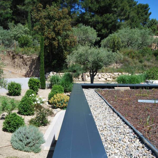 Spécialiste de l'évacuation des eaux pluviales pour tous vos travaux de gouttières en aluminium en continu